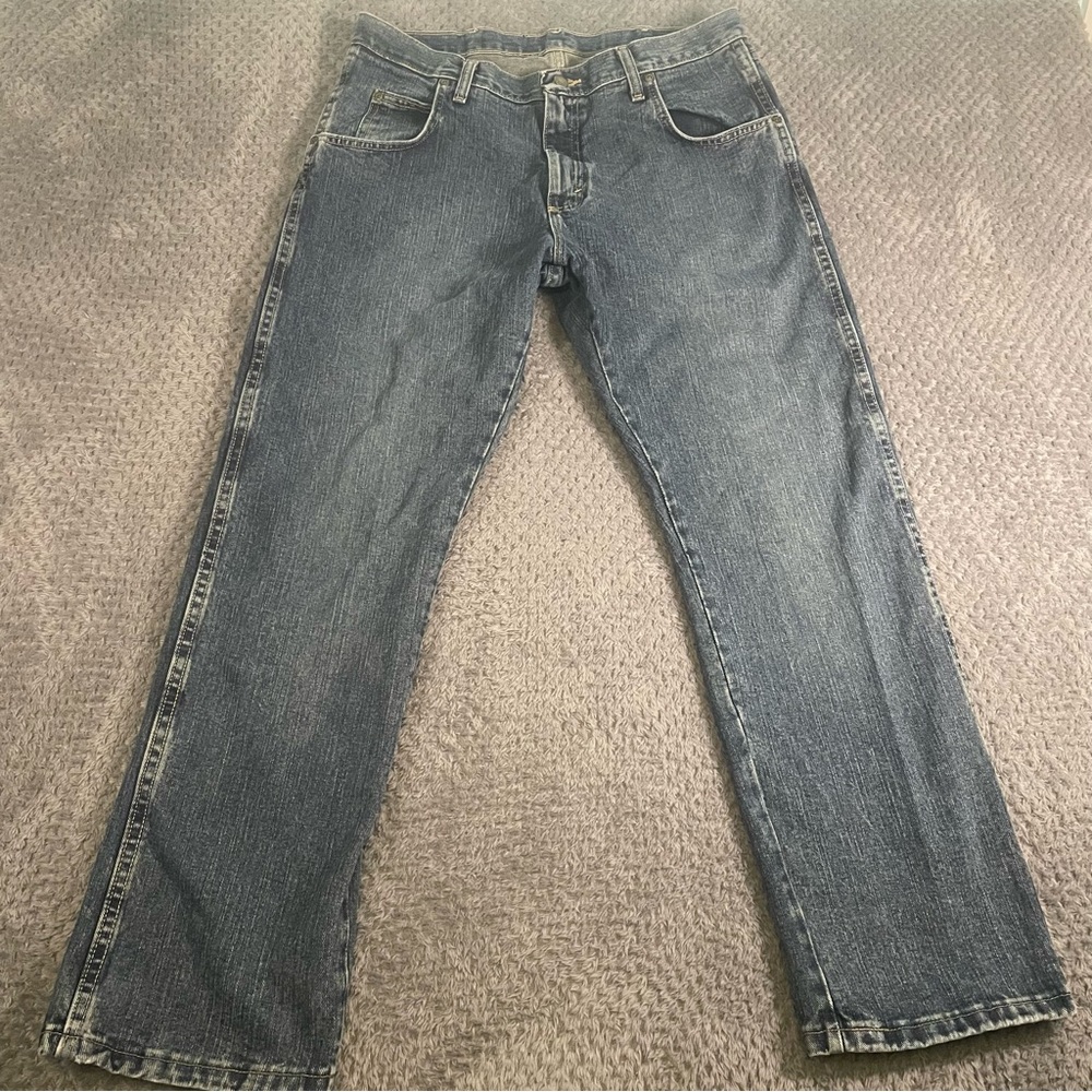 Wrangler Rugged Wear Men’s Medium Wash‎ Blue Jeans Straight Leg Size 34x30 Denim